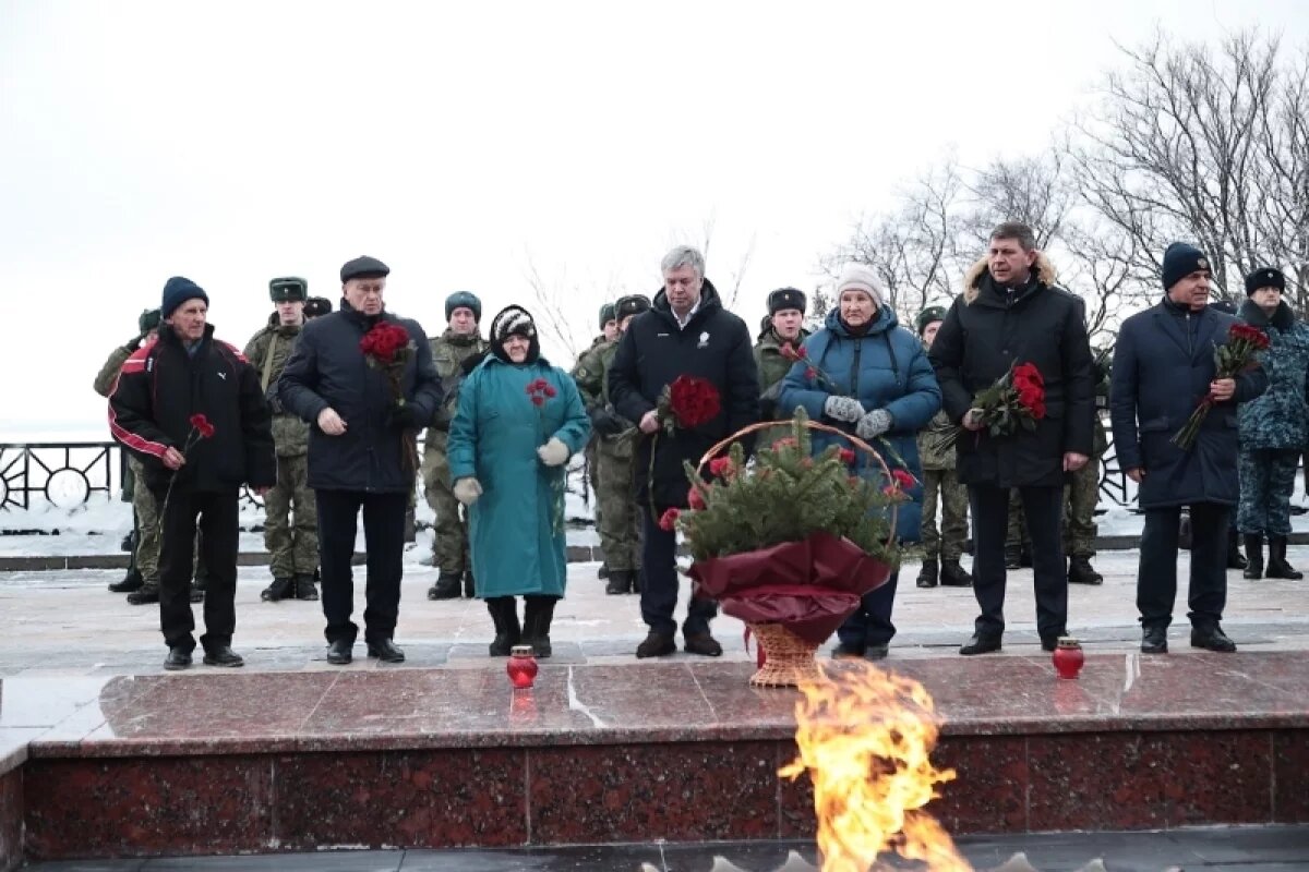    Ульяновцы в День снятия блокады Ленинграда возложили цветы к Вечному огню