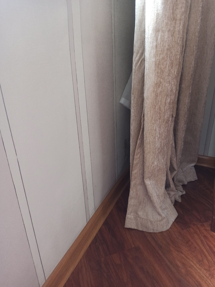 Но если штору не закреплять от шторы до стены порядка 10 см пространства