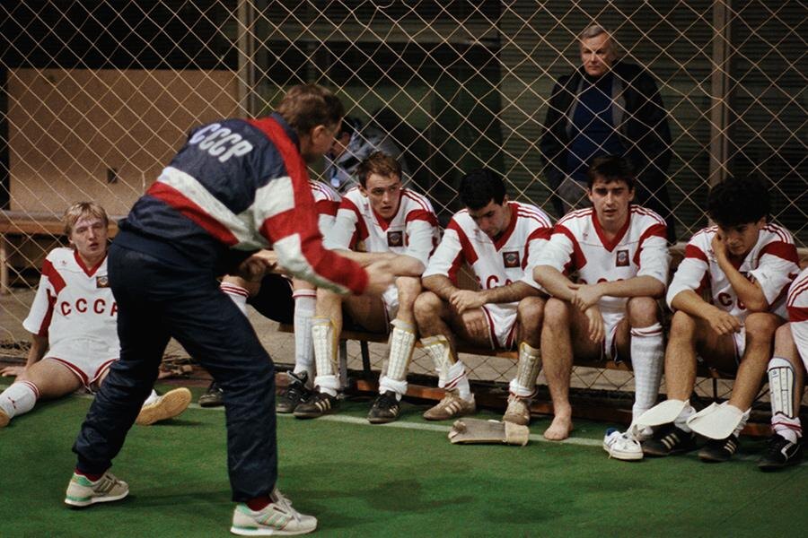 Игорь Уткин / Фотохроника ТАСС📷Тренер сборной Борис Игнатьев во время беседы с футболистами после тренировки, 1991 год