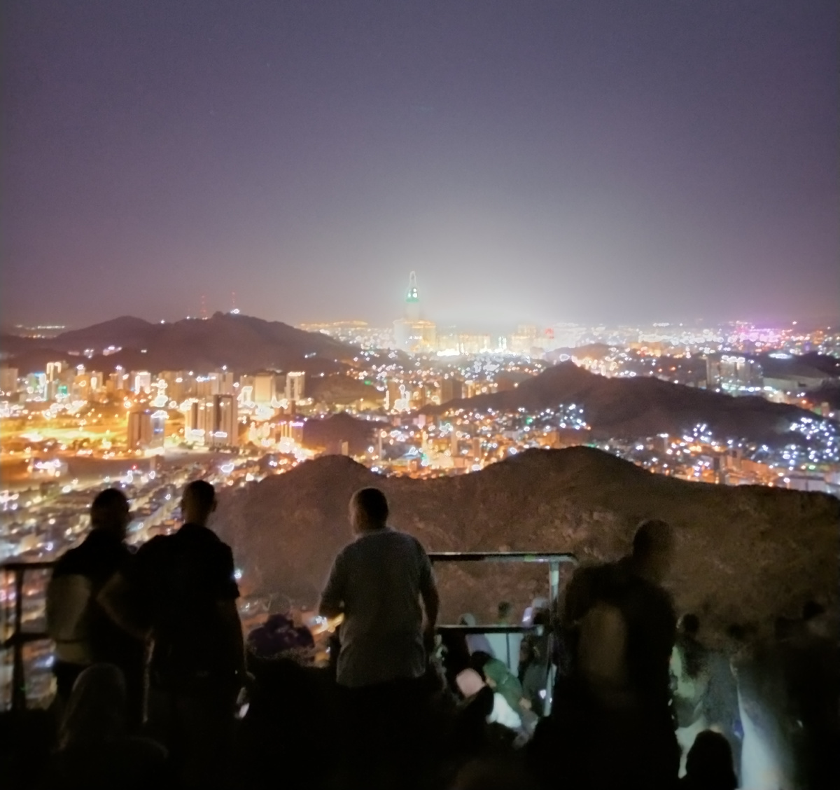 Вид из пещеры Хира в сторону Мекки.