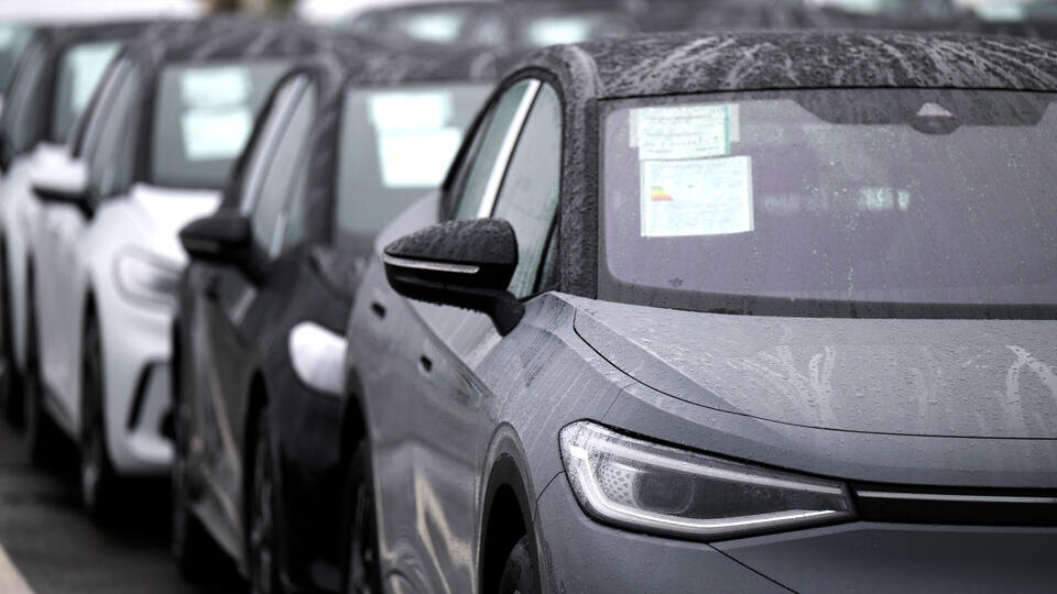     Volkswagen отзывает 44 тысячи электромобилей из-за риска возгорания Sebastian Kahnert/dpa/picture-alliance/TASS