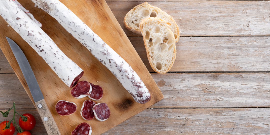 Бывает ли колбаса с плесенью и можно ли ее есть?