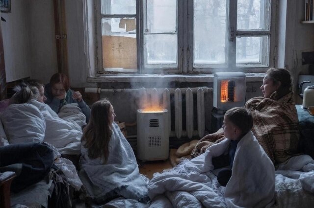    Люди мёрзли в своих квартирах Фото: Нейросеть GigaChat