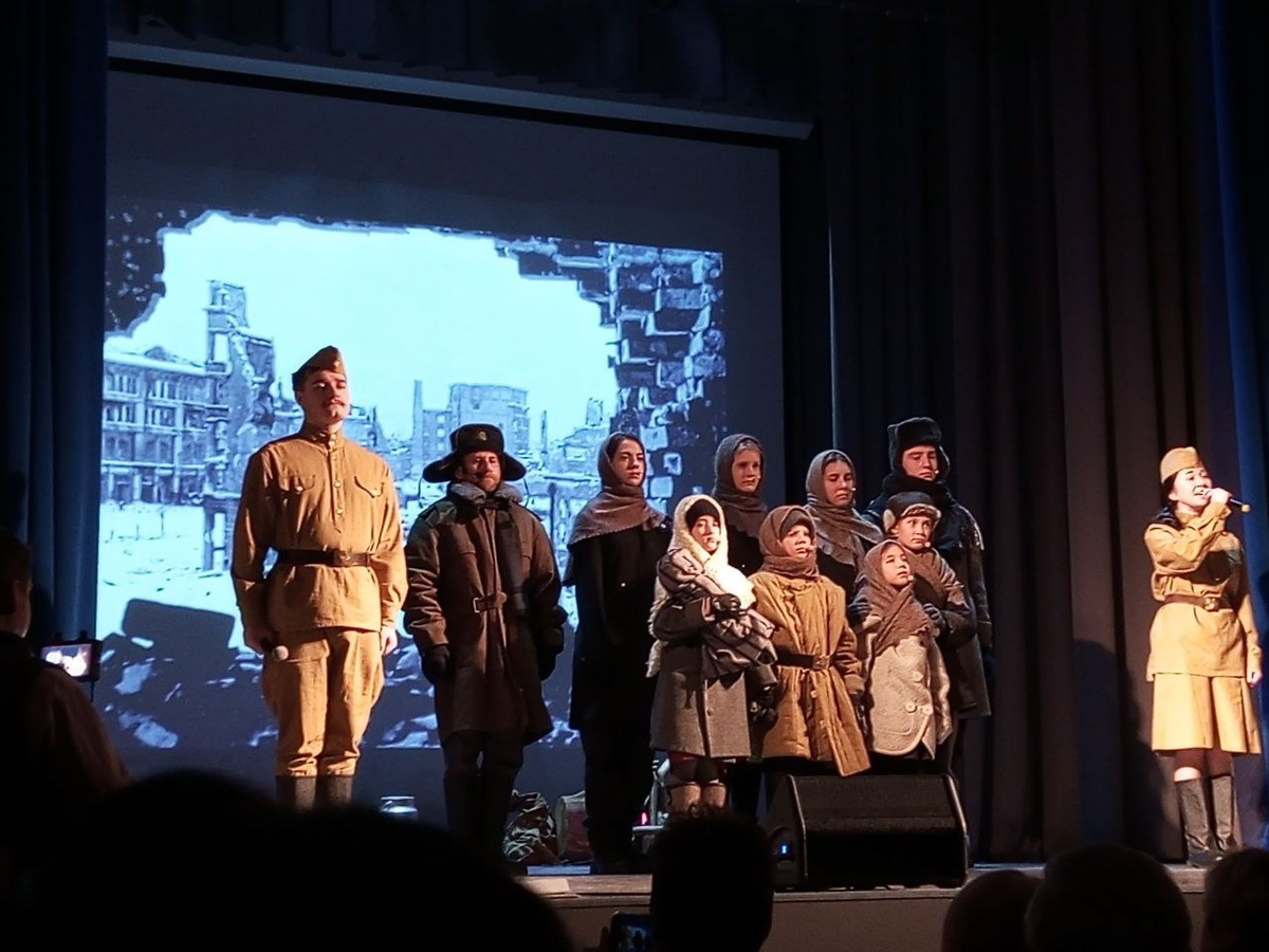 Вчерашний концерт для ветеранов. Мой сынуля в самом углу, в ушанке