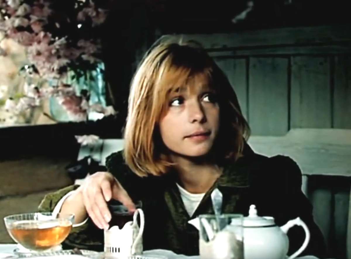 Кадр из кинофильма "Зонтик для новобрачных", 1986 г., режиссер Родион Нахапетов, сценарист Рамиз Фаталиев, композитор Исаак Шварц (скриншот)