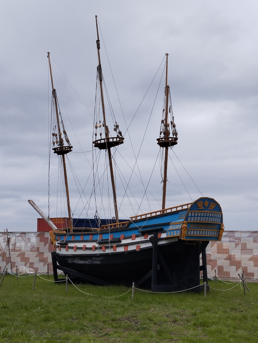 Вот такой корабль (или это бриг?) установлен в Парке Фортов недалеко от музея ВМС