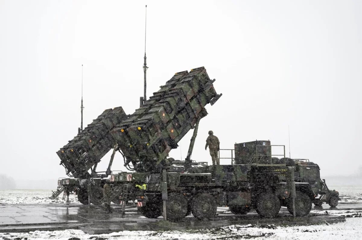    Германия столкнулась с нехваткой новых систем и до сих пор ждет поставок Patriot от США взамен переданных Киеву.