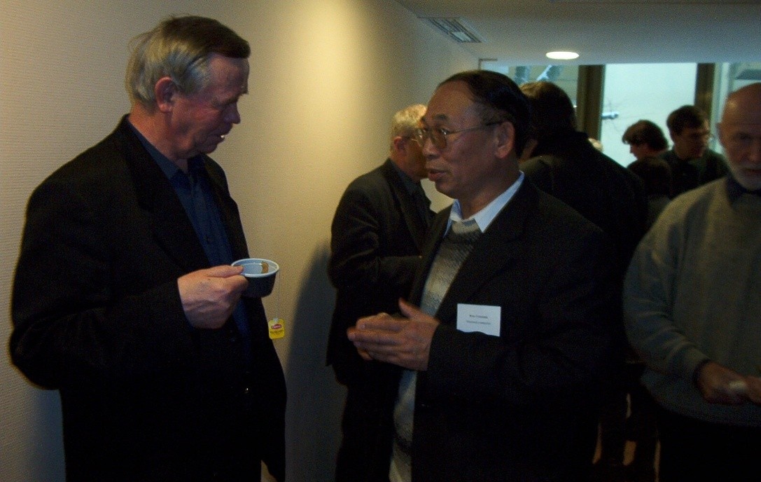 Мы с В. Г. Распутиным разговариваем во время кофе-брейка на международной научной конференции «А. Солженицын: проблемы художественного творчества»