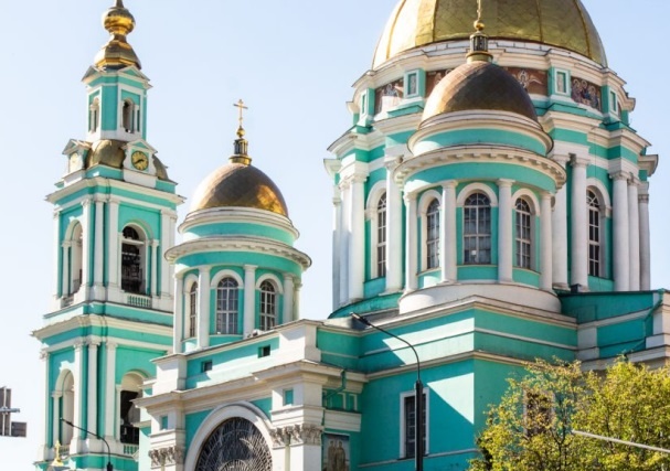 Примерно в 20 минутах пешком от Левел Бауманская есть красивый Богоявленский собор. Это место, где крестили Александра Пушкина