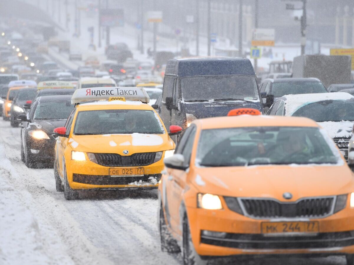    Автомобильное движение по Крымскому мосту во время снегопада в Москве | © РИА Новости / Павел Бедняков