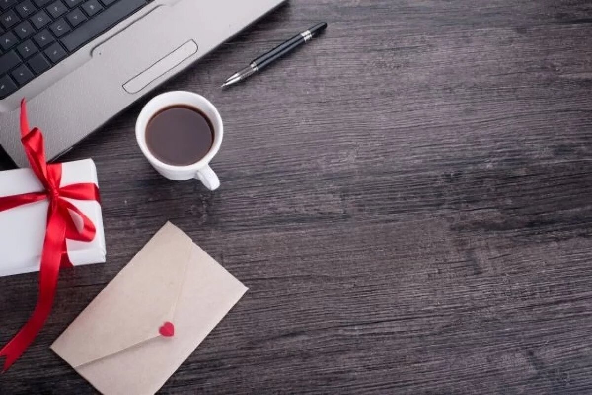    Мужчине и женщине.