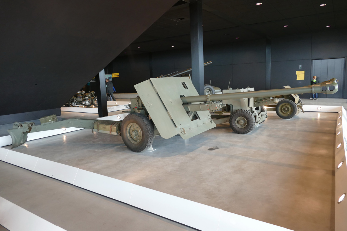 Размещение орудия в музейной экспозиции.