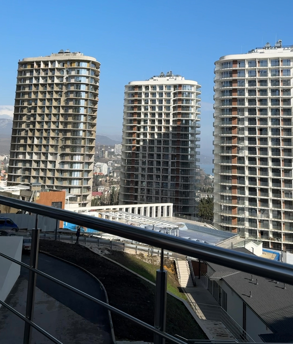 Строящаяся  вторая очередь комплекса апартаментов в Алуште, район Профессорского уголка. И это - лишь небольшая часть новостроек как в Алуште, так и в её окрестностях.