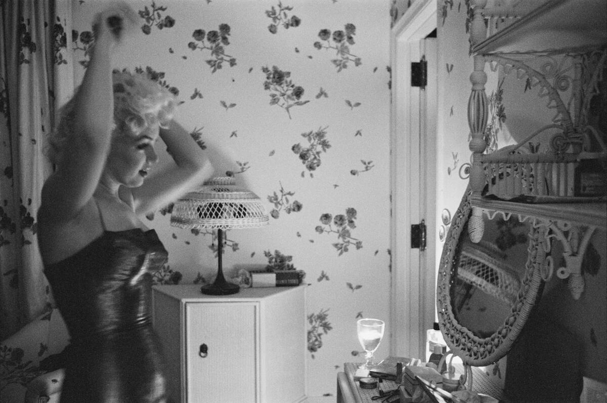 Мэрилин Монро готовится отправиться на спектакль "Кошка на раскаленной жестяной крыше" Теннесси Уильямса. Отель "Амбассадор", Нью-Йорк, 24.03.1955. Архив Майкла Окса, фотограф Эд Фейнгерш. Листаем >