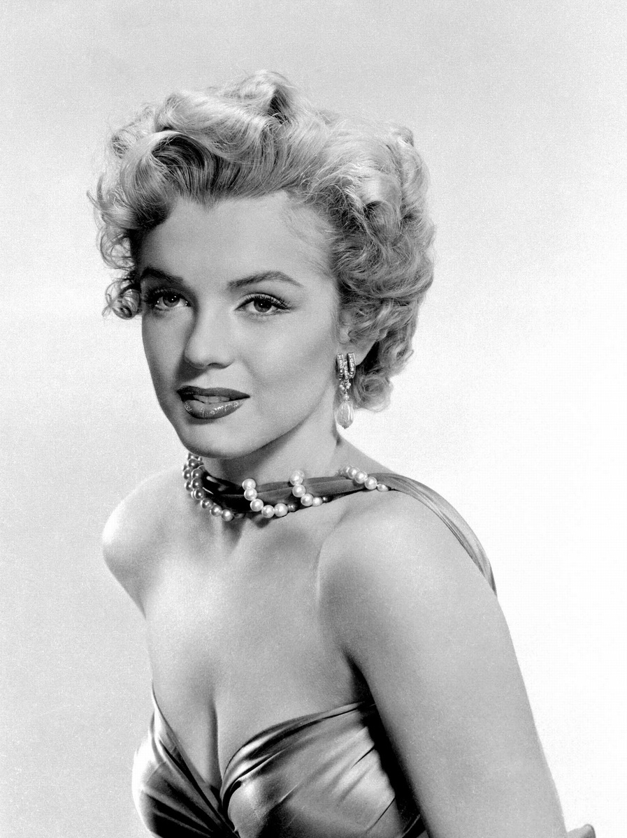 Мэрилин Монро в платье без бретелей. 1952 год. Листаем >