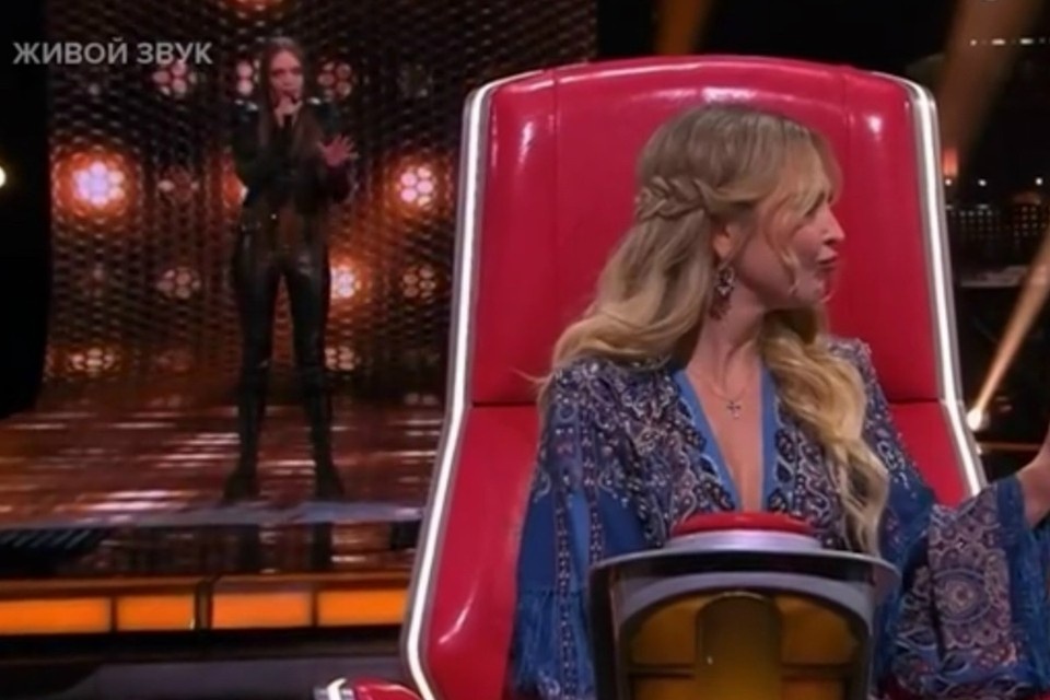    К девушке повернулись все члены жюри фото: шоу "Голос"