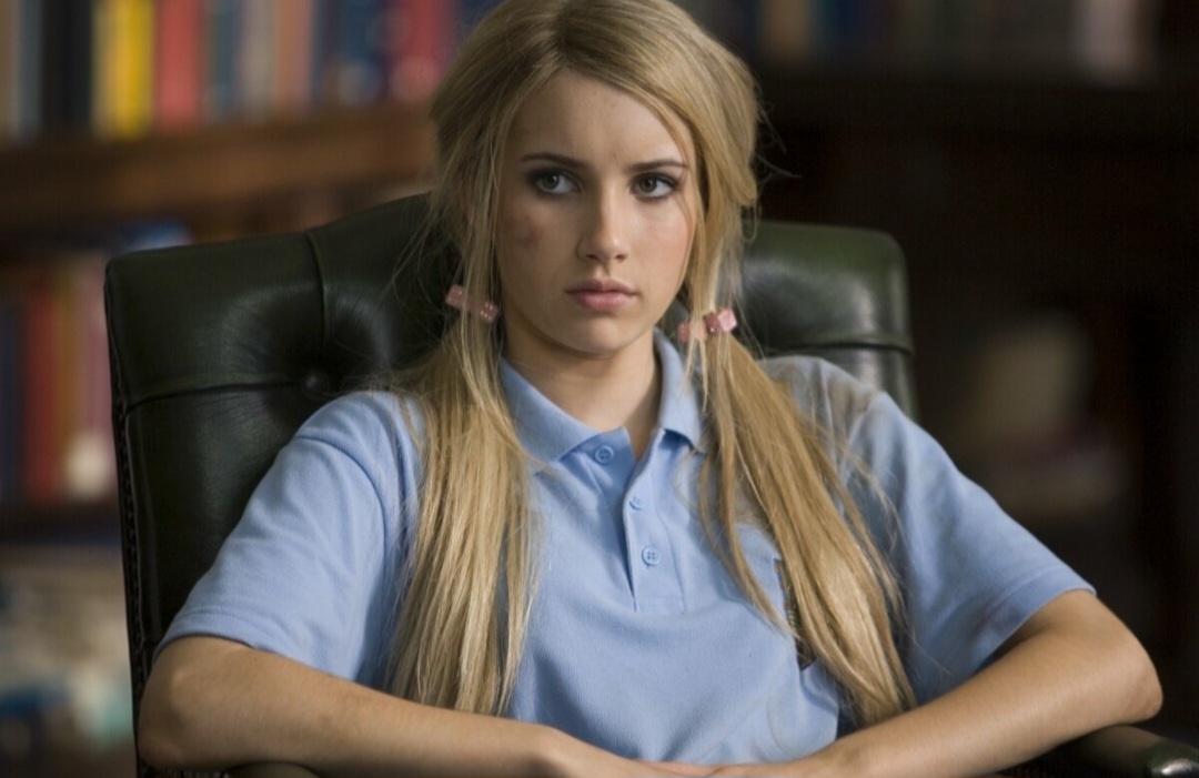 Сначала у нее один цвет волос был, а потом для вечеринки она сменила весь образ и стала темненькой и с новой прической