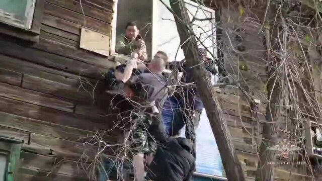    Михаил спасал жителей дома как можно быстрее. Фото: МВД по Республике Бурятия