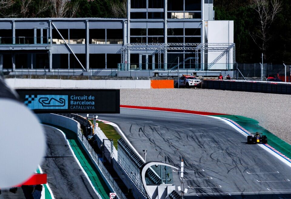    На тестах Ф1 в Барселоне пошёл дождь. На трассе работают всего две командыRed Bull Racing