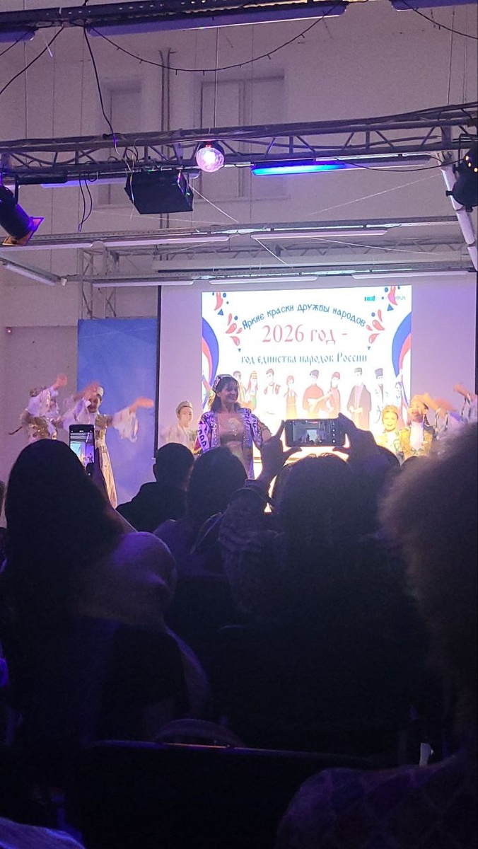 Ищу позитив на концерте, на этом фото исполнительница с очень сильным вокалом, но освещение-ужас, лицо все время было в тени.