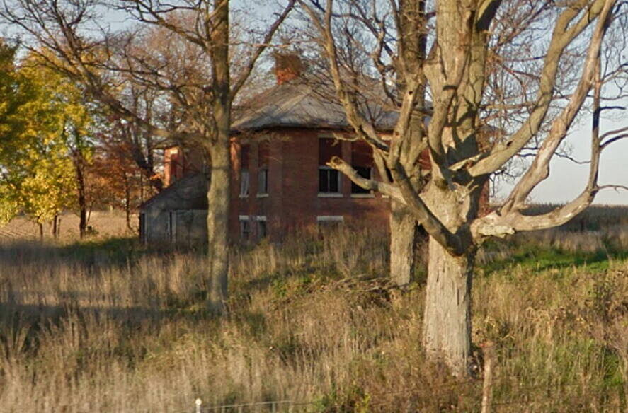 Заброшенная школа в Мичигане, где Деннис ДеПью пытался спрятать тело своей жены, когда мимо проезжали Торнтоны