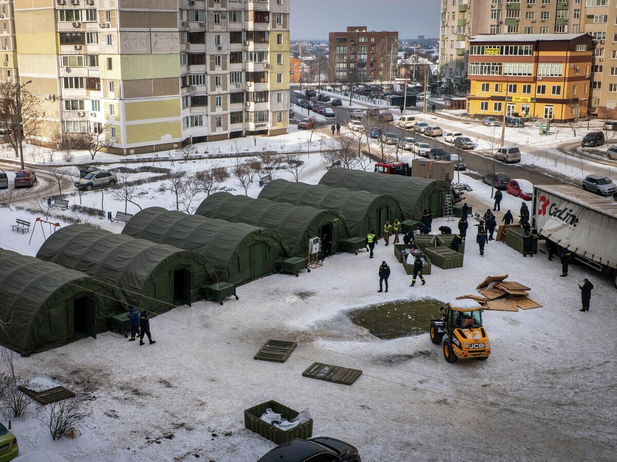    Сотрудники экстренных служб устанавливают палатки в одном из микрорайонов Киева, Украина | © AP Photo / Dan Bashakov
