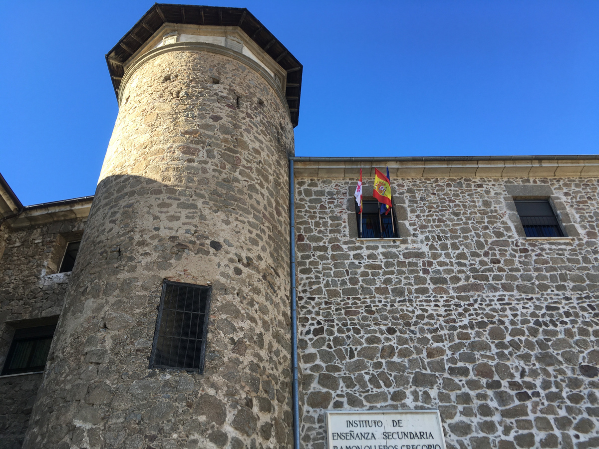 Это - здание средней школы, в которой учился мой сын