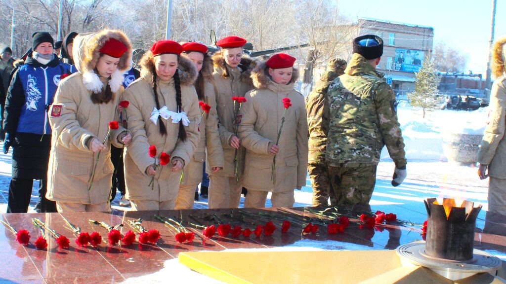     Красные гвоздики стали символом памяти о великом героизме ленинградцев. Фото: Наталья Бунина.