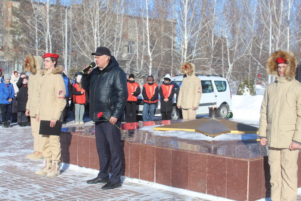 Почтить память жителей Ленинграда в морозный день собрались и взрослые, и дети. Фото: Наталья Бунина.📷
📷
