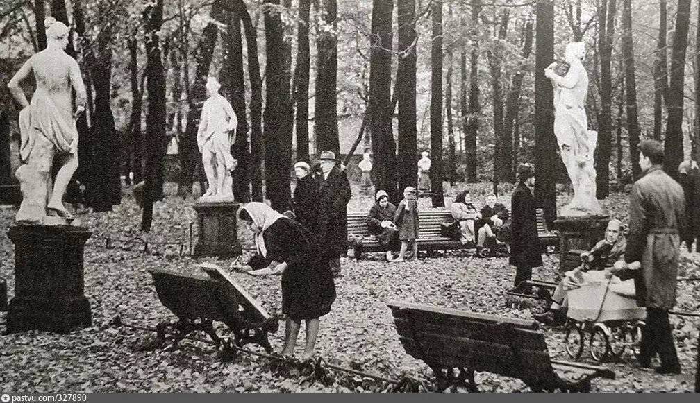 Блокадный Ленинград. Летний сад. Изображение из открытых источников.