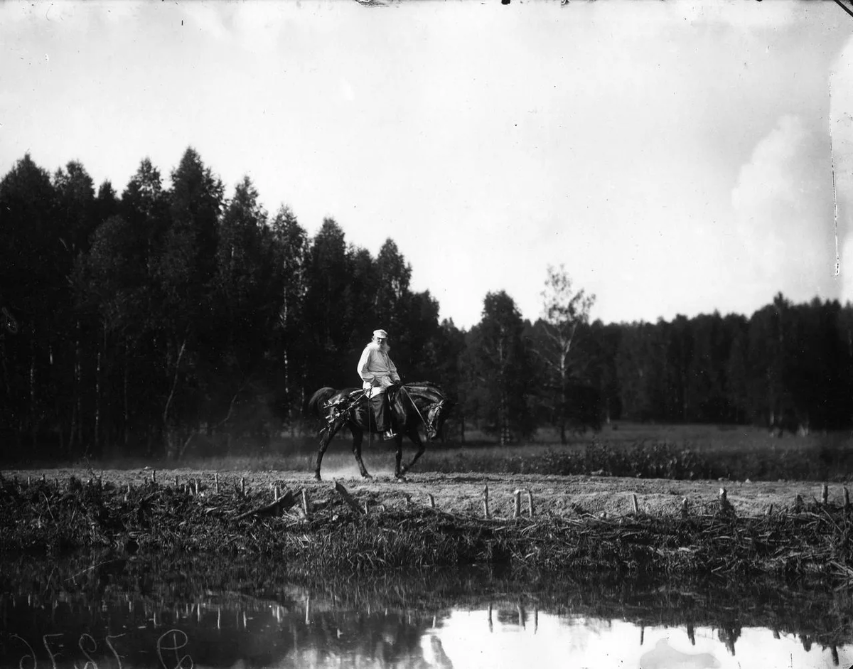 Лев Толстой на лошади