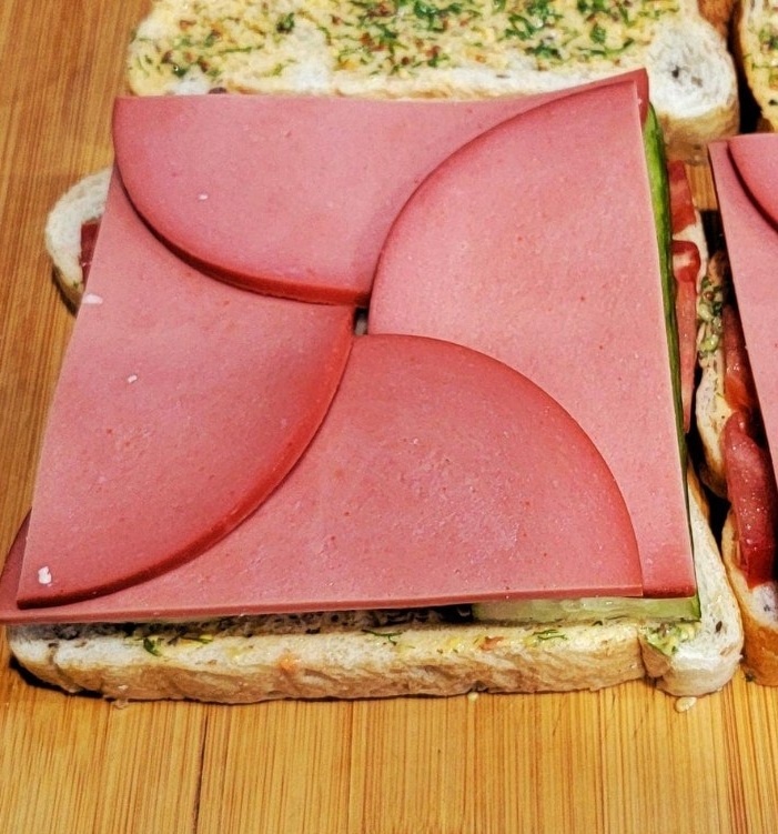  Аппетитная геометрия из колбасы.