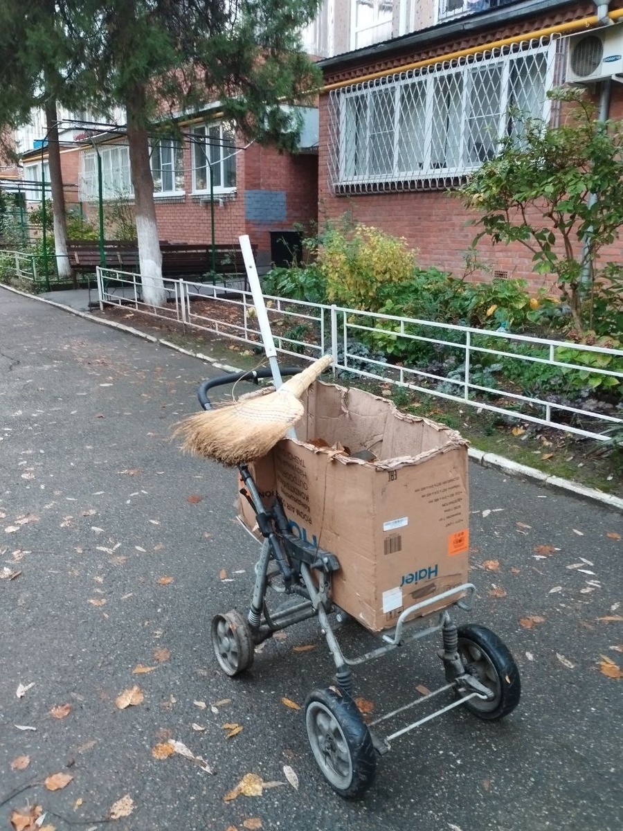 Старые телеги дворников - по сути детские коляски