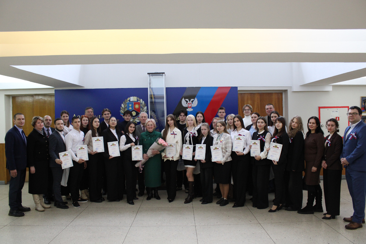 Ректор ДонГУ Светлана Беспалова с лучшими студентами