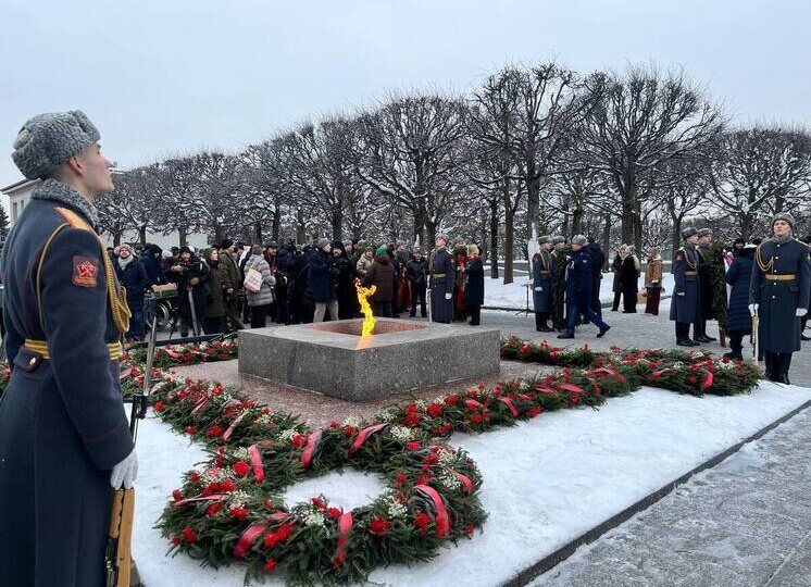 Траурная церемония у Вечного огня — как вспоминали блокадников Ленинграда сегодня