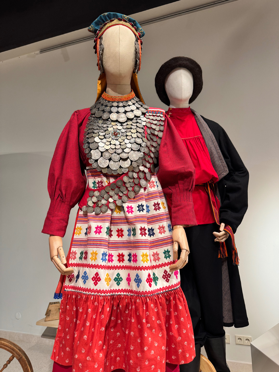 Костюм женский и мужской праздничный иполненный по аналогии с традиционным костюмом татар-кряшен Елабужского уезда второй половины ХІХ - ХХ века.