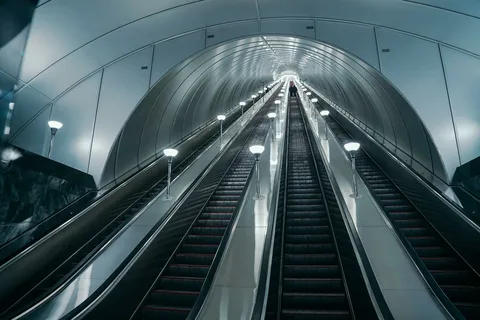 Источник: https://news-kron.ru/2025/05/14/aleksandr-beglov-do-2030-goda-v-peterburge-poyavitsya-10-novikh-stantsii-metro