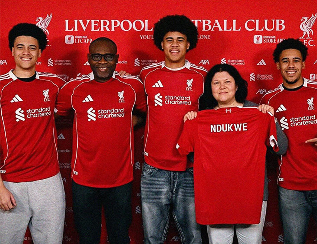 Ифеаньи Ндукве (по середине) с семьёй. Фото: соцсети