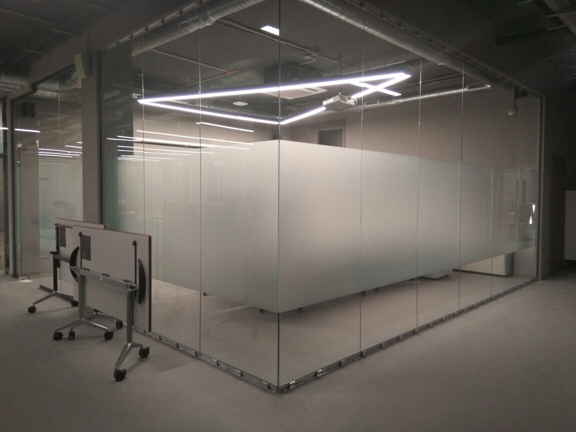 Матирование офисной перегородки белой матовой пленкой white matt.