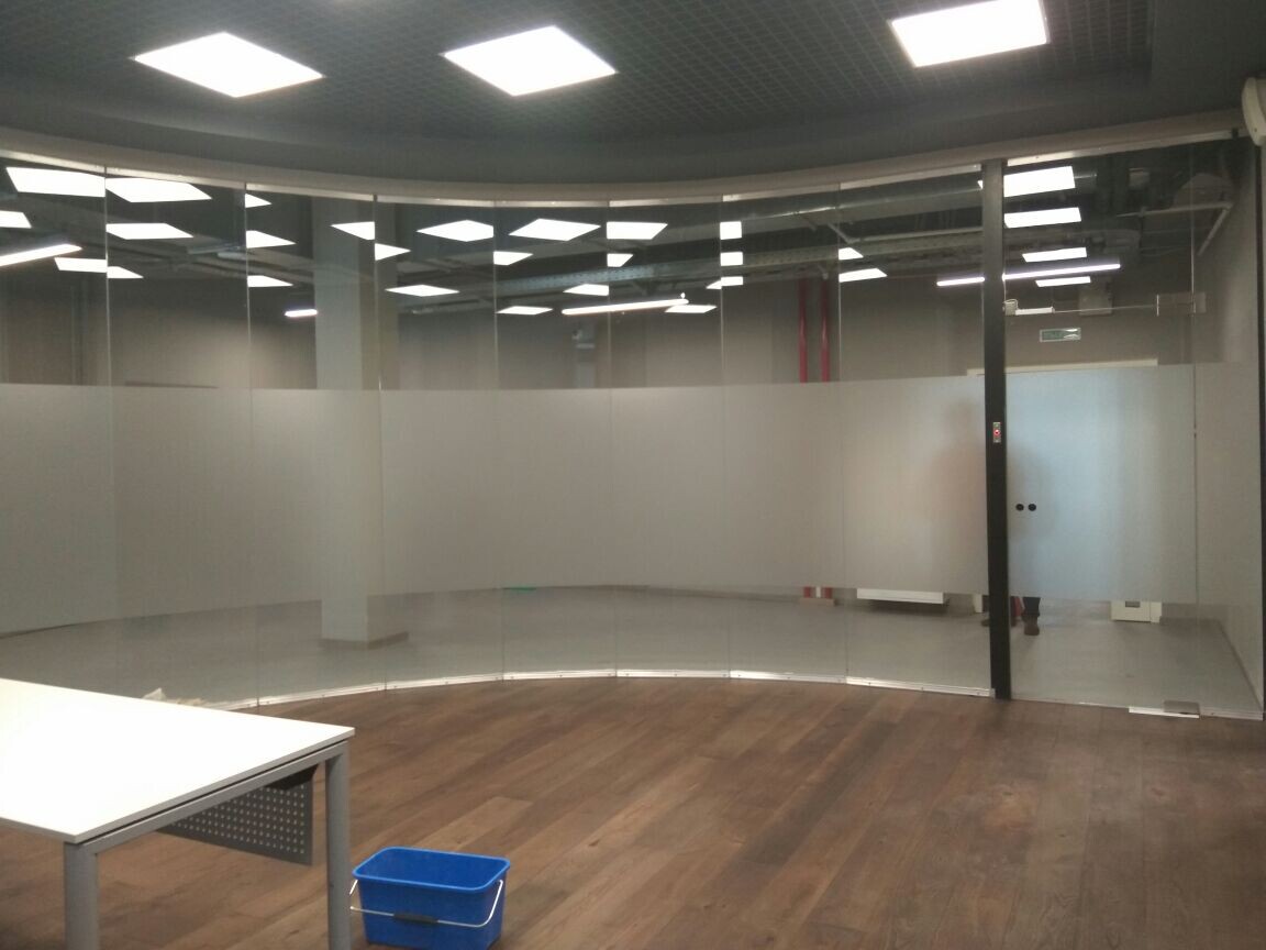 Матирование офисной перегородки белой матовой пленкой white matt..