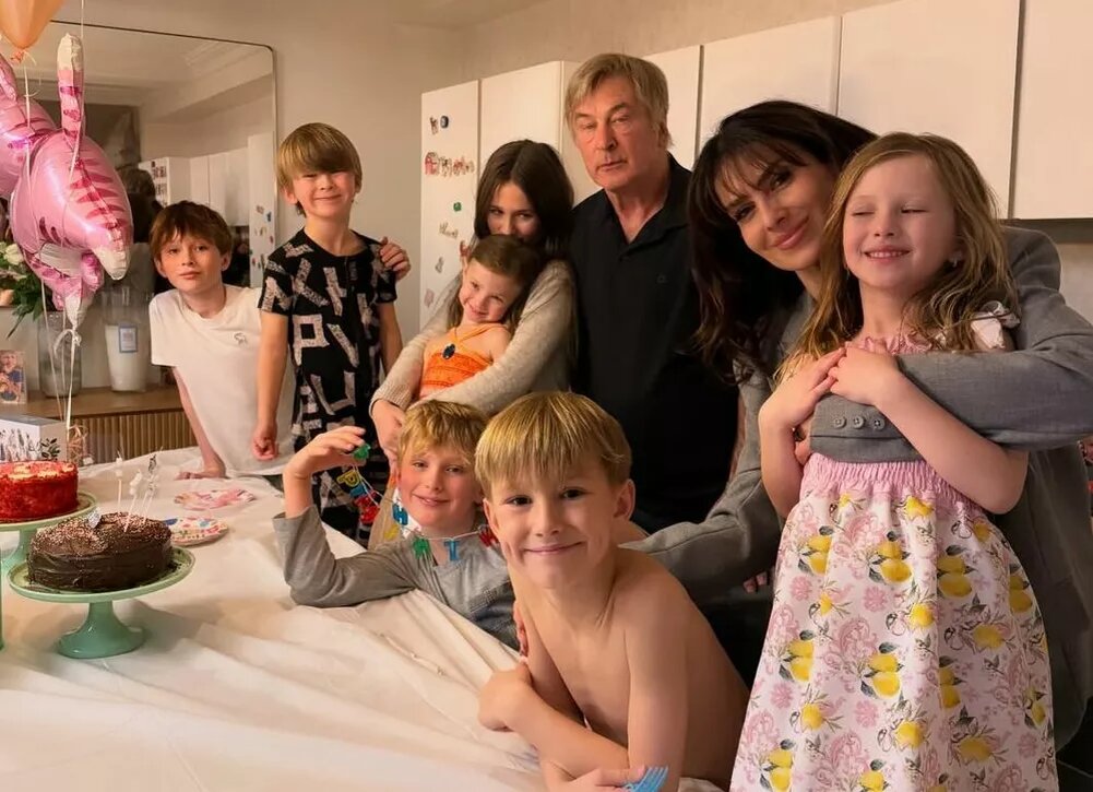    “Это небезопасно”: Хиларию Болдуин жестко раскритиковали за поход в парикмахерскую в бурю с детьми