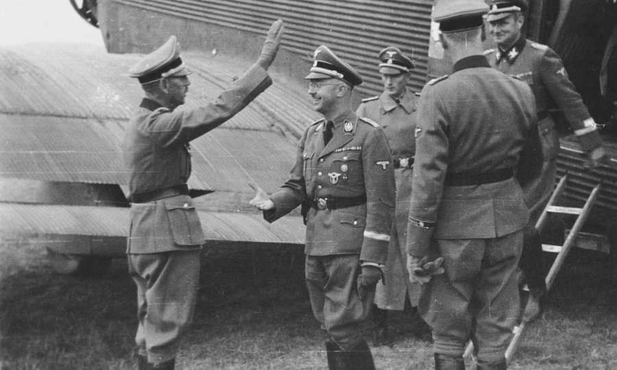 Гиммлер прилетел в польский лес и задрожал от страха: что заставило нацистов судорожно сжигать следы своих преступлений