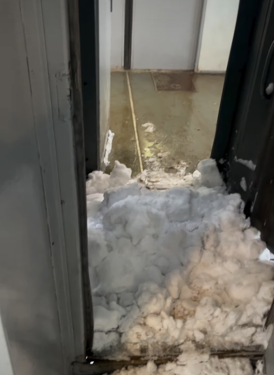 Это не в моей электричке. Одна блогер выложила видео, когда ехала в Подмосковье. Откуда там снег?😅