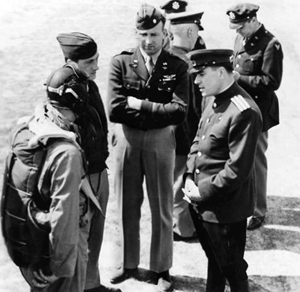 Советские офицеры в гостях у американских лётчиков 359-й ИАГ немногим более чем полгода до событий 18 марта 1945 г. На переднем плане переводчик майор Петровский. 8 августа 1944 г.