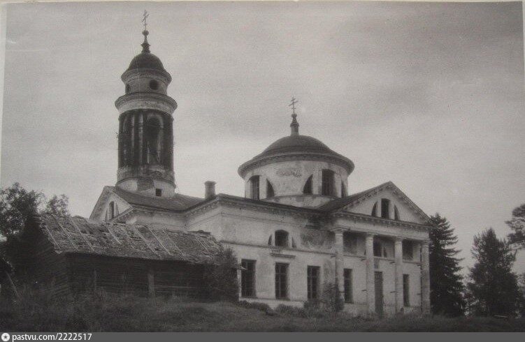 Старых фото сохранилось не так много, но судя по кадрам середины прошлого века, церковь еще была в хорошем состоянии, и даже сохранялся алтарь