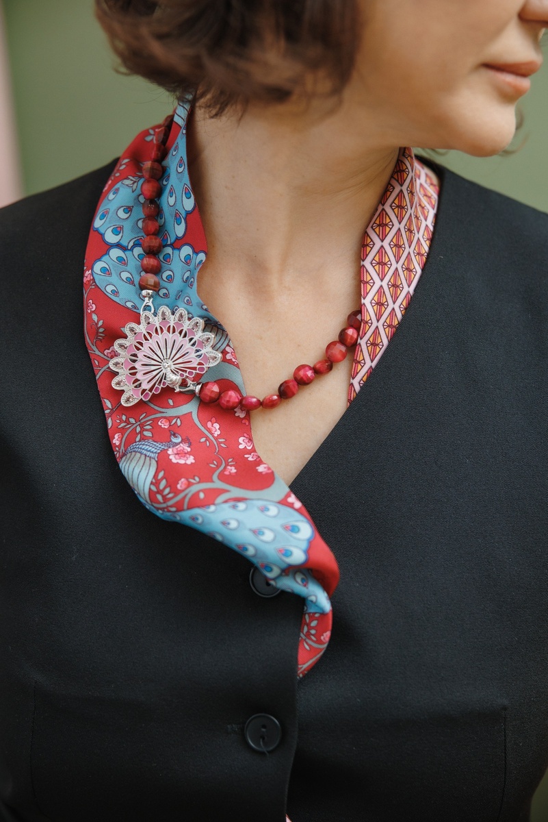 Бренд TRIORA, коллекция Индия: натуральный кощачий глаз, шёлковый шарфик Твилли и дизайнерская брошь "Павлин"