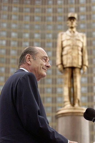 Почему в Москве стоит памятник Шарлю де Голлю