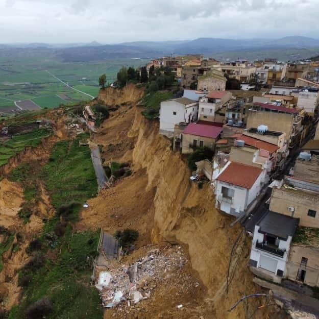 Тысячи жителей срочно эвакуированы.
Сотни зданий под угрозой обрушения.
Погибших нет — людей успели вывести вовремя.

Причина — циклон «Гарри».
Он уже нанёс Италии ущерб более чем на **1 млрд евро** и, похоже, ещё не сказал последнего слова.

Это не редкий инцидент.
Это новая реальность, где города начинают не только тонуть, но и сползать.

❓А ты как думаешь — Европа готова к таким катастрофам?
Пиши в комментариях 👇