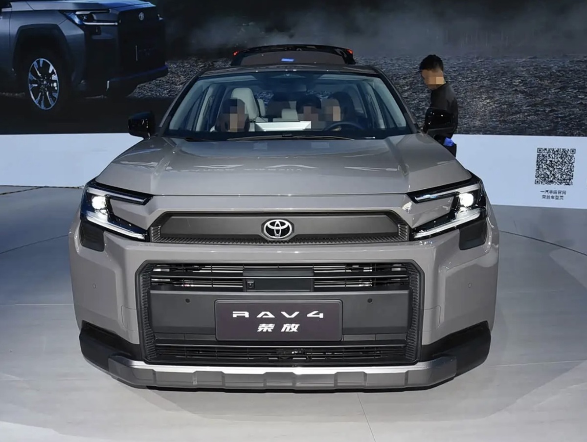 Новый Toyota RAV4 против прошлого поколения: есть ли смысл переплачивать