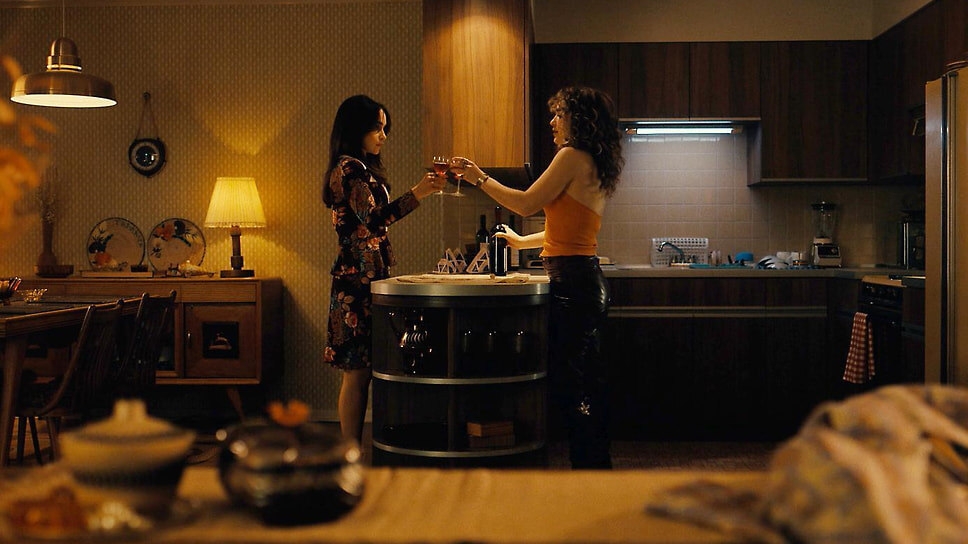 Кадр из сериала «Пони», режиссеры Сюзанна Фогель, Вьет Нгуен и Элли Панкив, 2026.📷Фото: Peacock